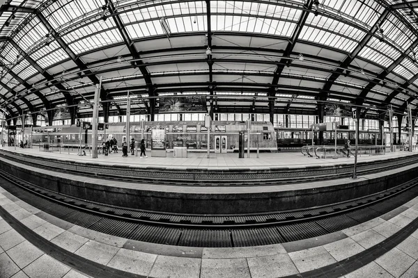 Berlin friedrichstrase bahnhof, deutschland — Stockfoto