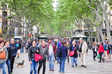 La Rambla - ünlü sokak tam Turist Barcelona, İspanya