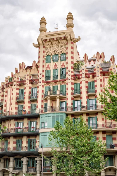 バルセロナでの建物の装飾的な正面 — ストック写真
