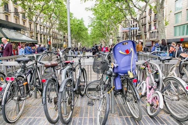 Ла-Рамбла - знаменитої вулиці повно туристів в Барселоні, Іспанія — стокове фото