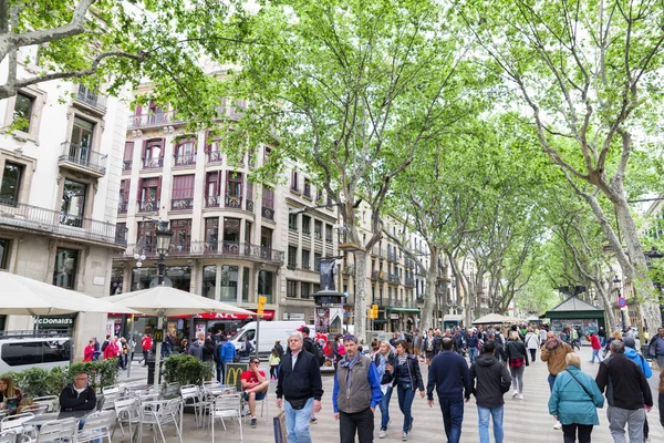 La Rambla - famosa calle llena de turistas en Barcelona, España — Foto de Stock