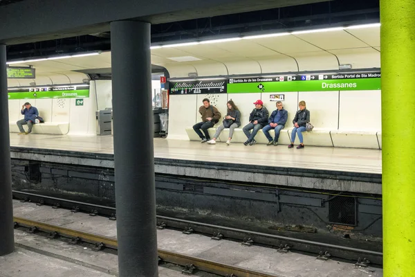 Menschen warten auf der U-Bahn in Barcelona, Spanien — Stockfoto