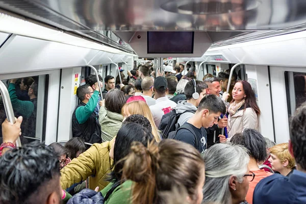 Metropolitana affollata a Barcellona — Foto Stock