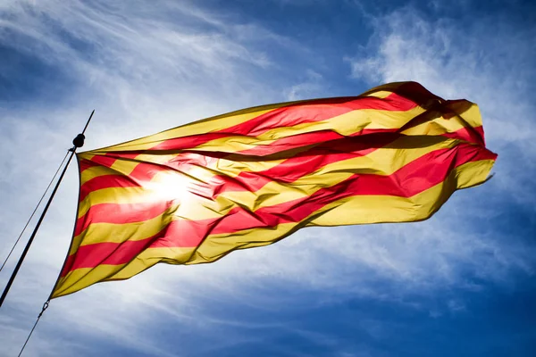 Macha flagą Katalonii — Zdjęcie stockowe
