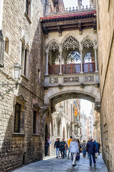 Balcón entre dos edificios en Barcelona, España — Foto de Stock