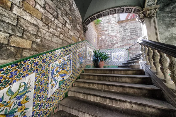 Escadas velhas em casa, Barcelona — Fotografia de Stock
