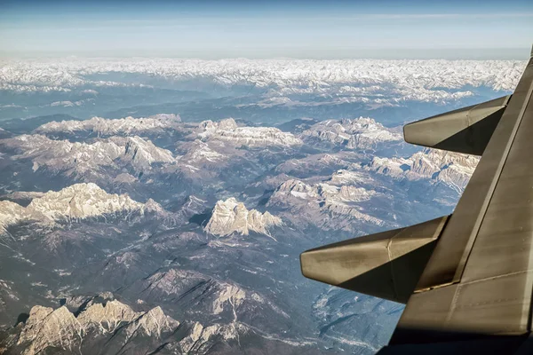 Uçakta Alp Dağları üzerinden görüntülemek — Stok fotoğraf