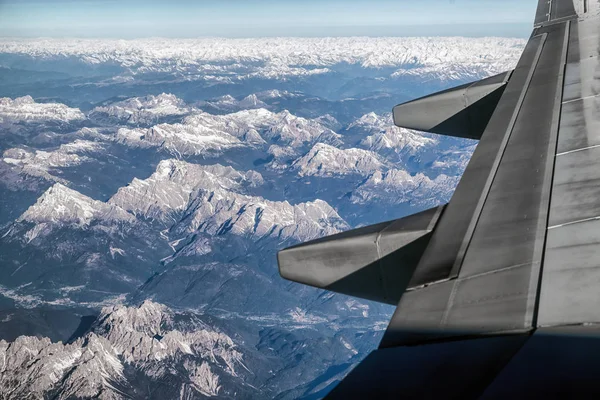 Vista do avião nas montanhas dos Alpes — Fotografia de Stock