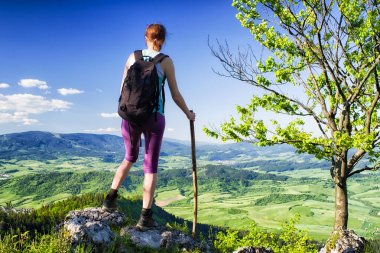 Hill, Slovakya tepesinden izlerken kadın