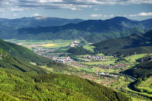 Cidade Ruzomberok da colina Hrdos, Eslováquia — Fotografia de Stock
