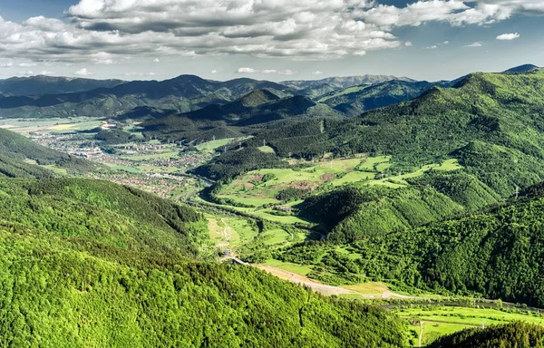 Staden Ružomberok från hill Hrdos, Slovakien — Stockfoto