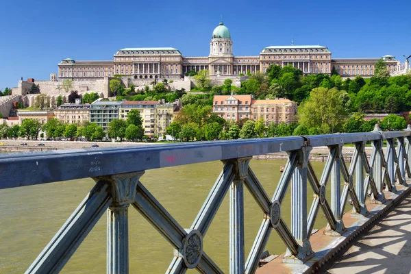 Castelo de Buda de Chain bridge em Budapeste, Hungria — Fotografia de Stock