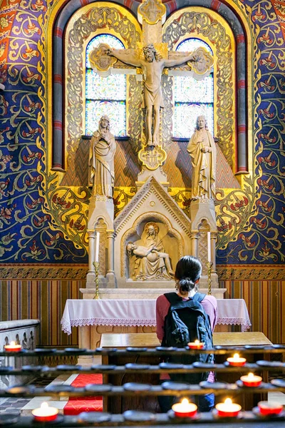 Praying woman in church — Stock Photo, Image