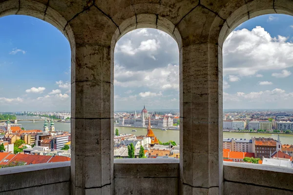 ブダペストの漁夫の砦から国会議事堂 — ストック写真