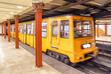 Metro istasyonunda, Budapeşte - Macaristan gelen sarı tren