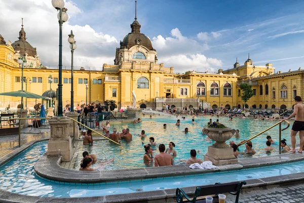 Szechenyi thermale bad in Boedapest, Hongarije — Stockfoto