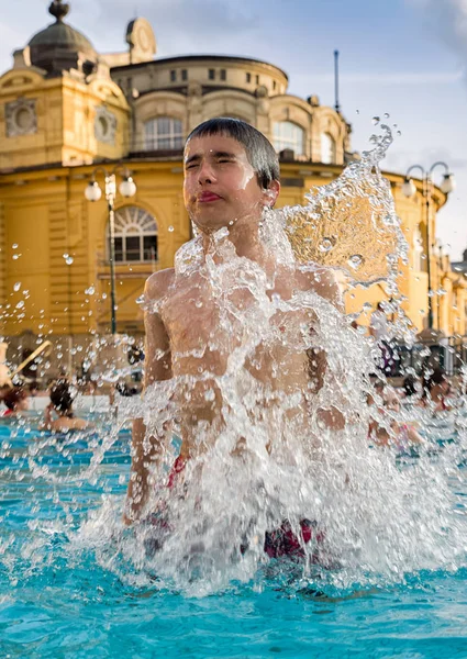 Jongen met plezier in aquapark in Boedapest, Hongarije — Stockfoto