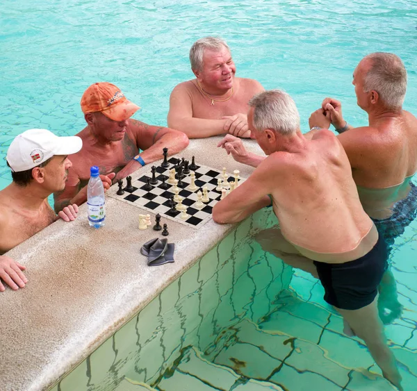 Mayores jugando ajedrez en el baño termal de Szechenyi en Budapest, Hun — Foto de Stock