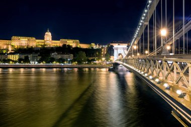 Zincir brdige ve Buda castle adlı gece Budapeşte '