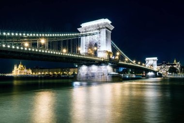 Budap gece bina chain bridge ve Macar Parlamentosu