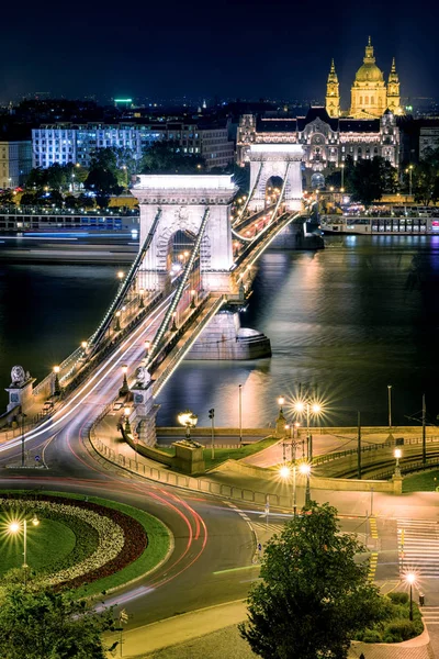Chain bridge and Stephen basilica at night in Budapest — Stock Photo, Image