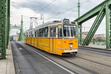 Sarı tramvay Özgürlük Köprüsü'nde Budapeşte, Macaristan