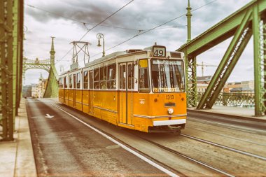 Sarı tramvay Özgürlük Köprüsü'nde Budapeşte, Macaristan