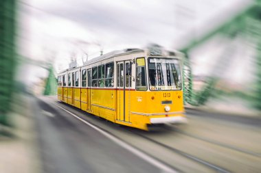 Sarı tramvay Özgürlük Köprüsü'nde Budapeşte, Macaristan