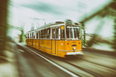 Sarı tramvay Özgürlük Köprüsü'nde Budapeşte, Macaristan