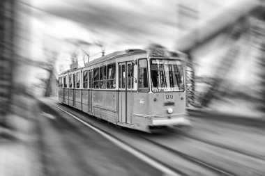 Sarı tramvay Özgürlük Köprüsü'nde Budapeşte, Macaristan