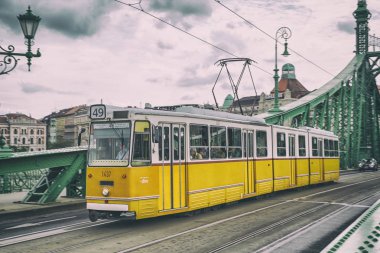 Sarı tramvay Özgürlük Köprüsü'nde Budapeşte, Macaristan