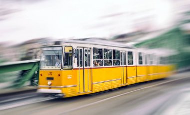 Sarı tramvay Özgürlük Köprüsü'nde Budapeşte, Macaristan