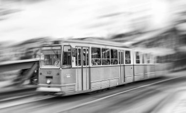 Sarı tramvay Özgürlük Köprüsü'nde Budapeşte, Macaristan