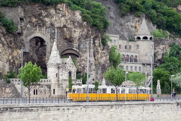 Žluté tramvaje a Gellert hill jeskyně v Budapešti, Maďarsko — Stock fotografie