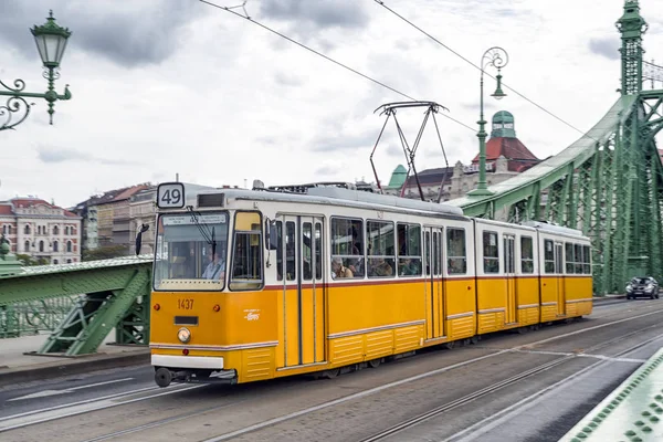 Gele tram op Vrijheidsbrug in Boedapest, Hongarije — Stockfoto