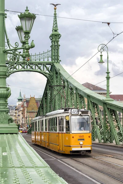 Gele tram in Boedapest, Hongarije — Stockfoto