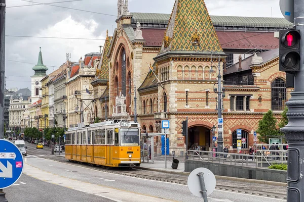 Gele tram en grote markt Hall in Boedapest, Hongarije — Stockfoto