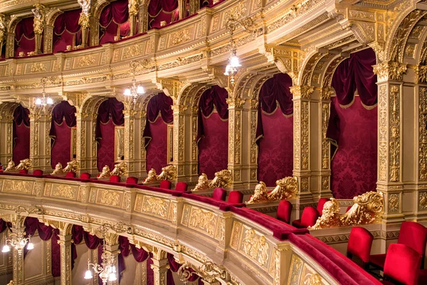 Interno di lusso del teatro dell'opera statale ungherese a Budapest — Foto Stock