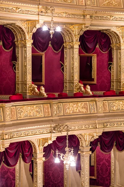 Interior luxuoso da casa de ópera estatal húngara em Budapeste — Fotografia de Stock