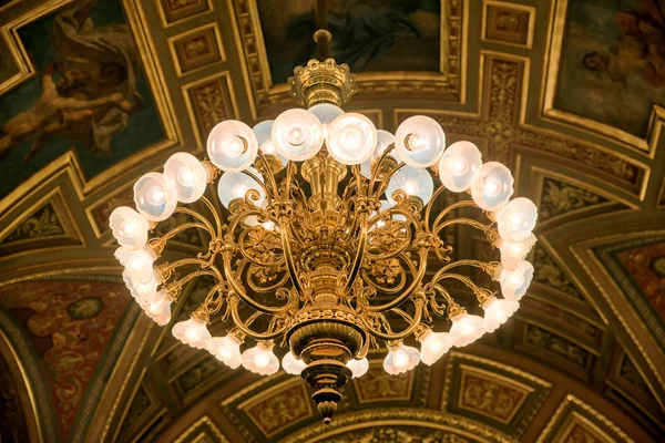 Lampadario d'oro nel teatro dell'opera statale ungherese — Foto Stock