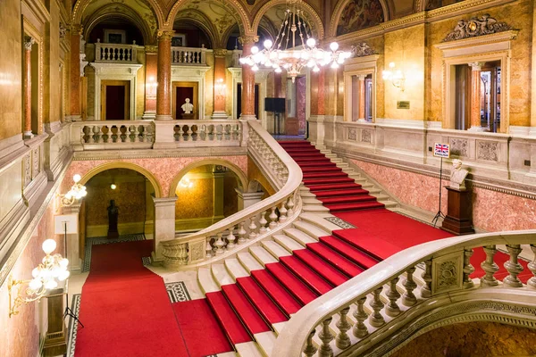 Alfombra roja en las escaleras de la ópera estatal húngara en Budapest — Foto de Stock