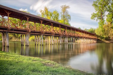 Ahşap köprü n Kolarovo, Slovakya altında akan Tuna Nehri