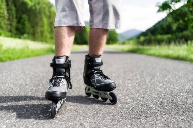 adam tekerlekli paten