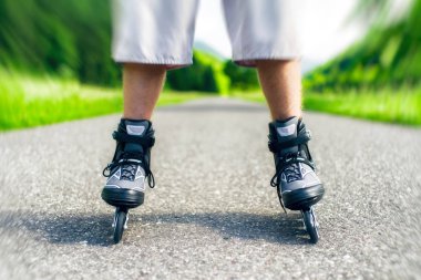 adam tekerlekli paten   