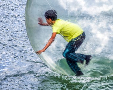 Su zorbing su