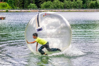 Su zorbing su