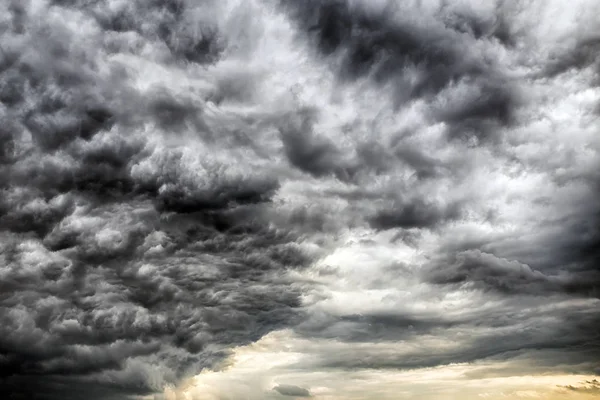 Ciemne chmury na niebie — Zdjęcie stockowe