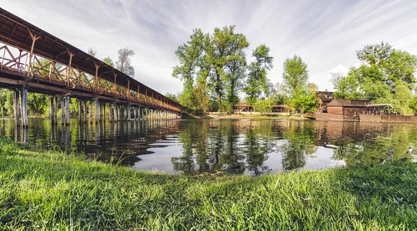 Řeka Dunaj pod historický dřevěný most pro pěší přes řeku Dunaj — Stock fotografie