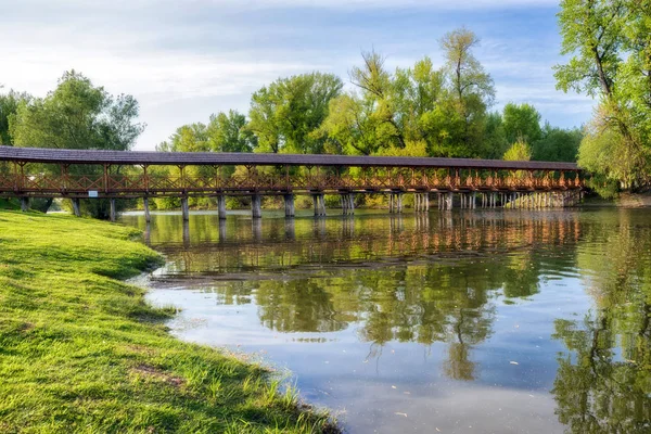 Houten voetgangersbrug over de rivier in Kolarovo, Slowakije — Stockfoto