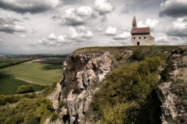 Lonely Drazovsky igreja na colina, Eslováquia — Fotografia de Stock